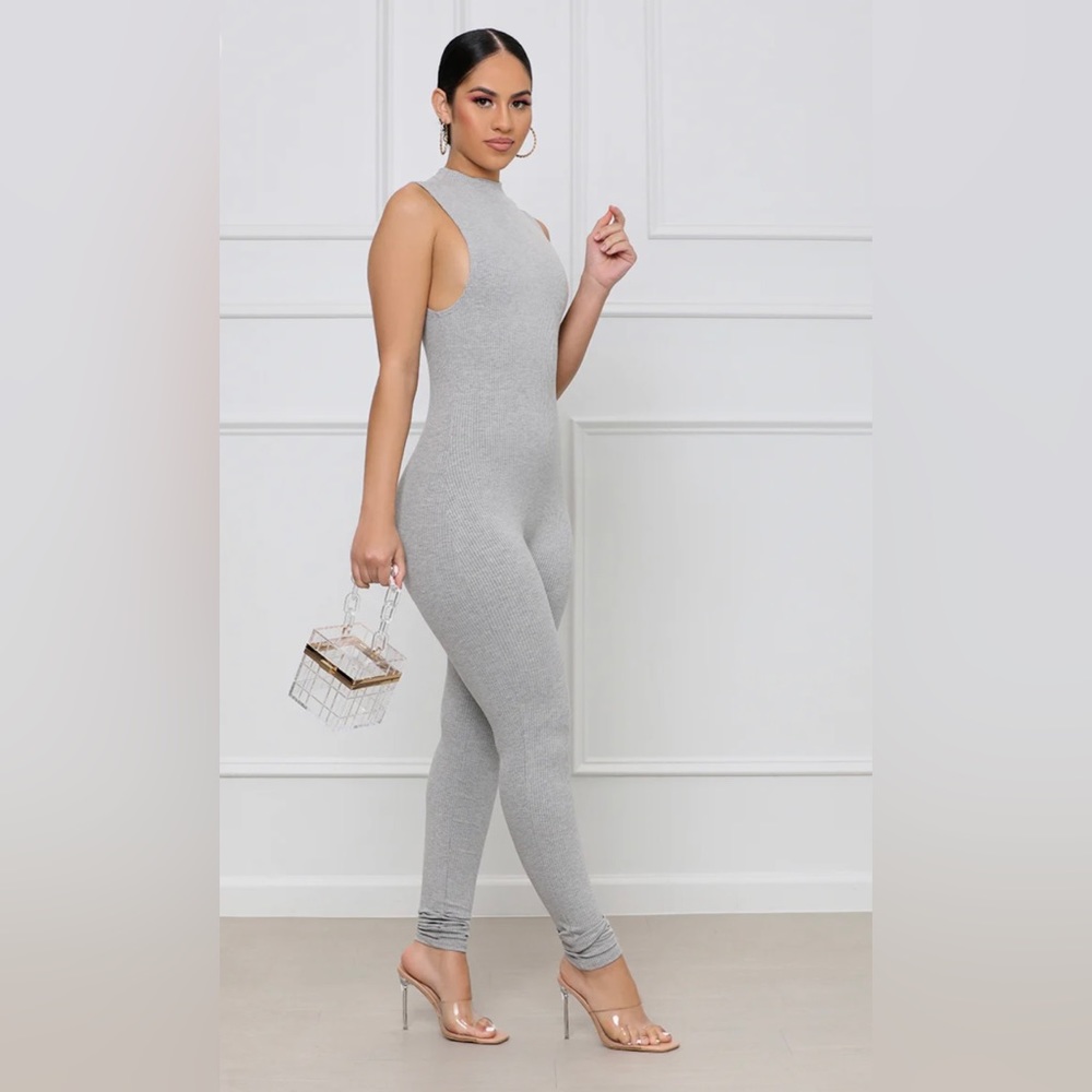 Super cute jumpsuit from Lilly‘s closet ribbed material hold you in no see-thru.